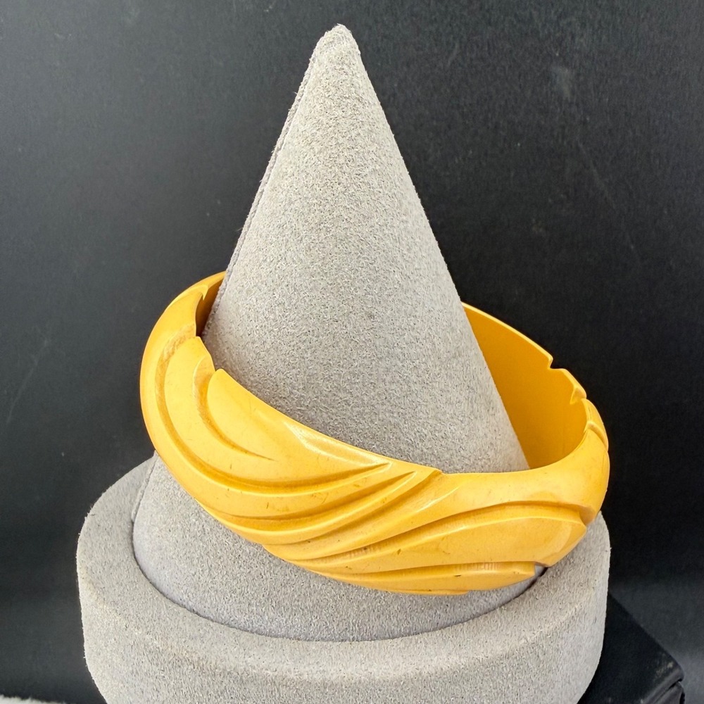 Vintage Bakelite Bangle Bracelet Yellow Chunky Carved Mustard 8.5"
